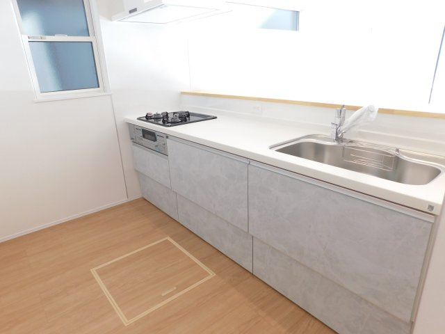 あま市木田西山の新築一戸建のキッチン|◇キッチン◇　　人気の対面式・人造大理石カウンター・浄水機能付ハンドシャワー・静音仕様シンク・薄型換気扇・Ｓｉセンサーコンロ（３口）・床下収納庫付き