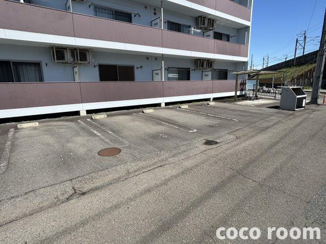 サルバス五ケ堀之内の駐車場