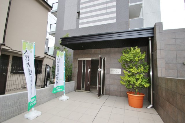 川口市金山町の賃貸マンションのエントランス