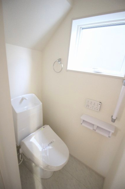 下野市小金井　第6　2号棟のトイレ|1階トイレは窓付きで明るく、清潔感のある空間。来客時にも使いやすく、毎日気持ちよくお使いいただけます！