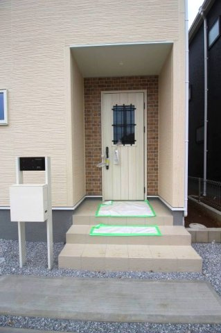 下野市小金井　第6　2号棟の玄関|玄関ポーチは屋根付きで、雨の日の出入りも安心。やわらかな外観カラーが親しみやすく、毎日気持ちよく迎えてくれる玄関です！