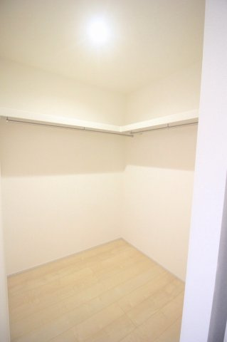 下野市小金井　第6　2号棟の収納|主寝室にはウォークインクローゼット付き。お洋服はもちろん、スーツケースや季節家電もすっきり収納できます！