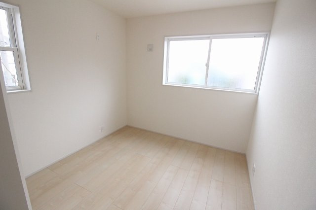 下野市小金井　第6　2号棟の子供部屋|2階北側5.2帖の洋室は、子ども部屋や趣味のお部屋にちょうど良い広さ。2面採光で明るく、心地よく過ごせます！