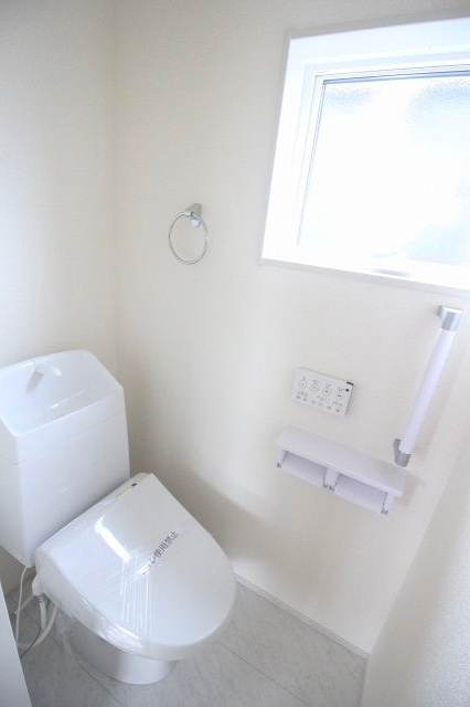 下野市小金井　第6　2号棟のトイレ|2階にもトイレを完備しているので、朝の忙しい時間帯も安心。ご家族が多いご家庭にも便利な設備です！