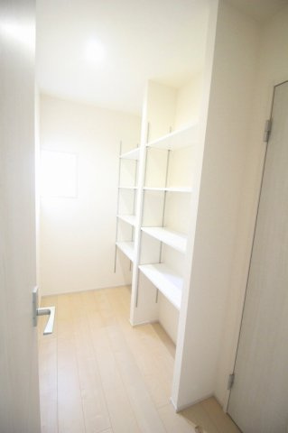 下野市小金井　第6　2号棟の収納|キッチン横には可動棚付きの便利なパントリーを完備。食品ストックや調理家電もすっきり片付き、家事効率もぐっと高まります！