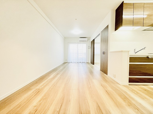 【居間・リビング】 | モントーレ東比恵クレア | リビングは使いやすい縦長設計。家具を配置しやすいメリットがございます◎