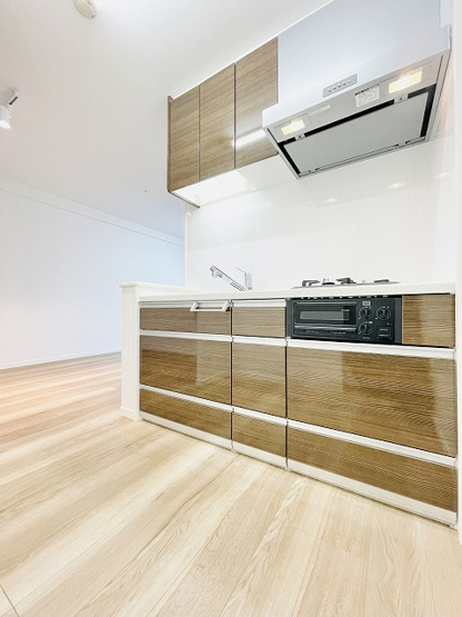 【キッチン】 | モントーレ東比恵クレア | キッチンには吊戸棚が完備されているため、収納豊富でかさばる食器や調理器具もスッキリと整理整頓しやすいですね♪