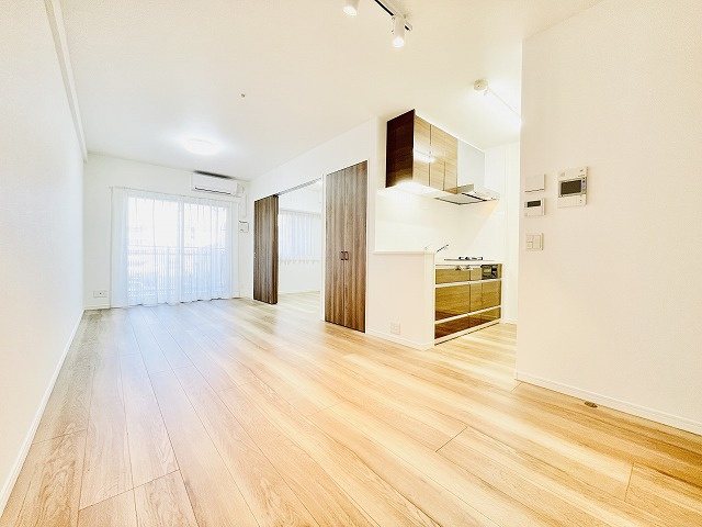 【居間・リビング】 | モントーレ東比恵クレア | リビングには床暖房が完備されており、冬場も快適にお過ごしいただけます♪