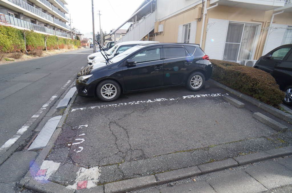 ユーロハイツ名須川 Ｂの駐車場