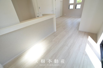 【居間・リビング】 | 海老名市河原口2丁目  新築戸建て　全１棟【仲介手数料無料】