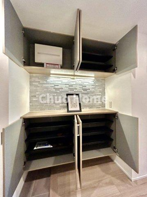 【玄関】 | アルファコート西葛西 | 【玄関】玄関には大型のシューズクローゼットを設置しておりますのでいつでもスッキリりとした空間を保てます。玄関周りを清潔に使うのはとても大事なことですよね。