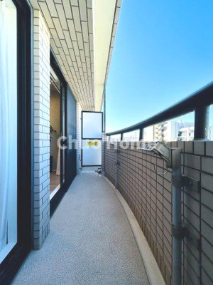 【バルコニー】 | アルファコート西葛西 | 【バルコニー】幅もあって、奥行きもあるゆとりのバルコニー。洗濯物を干したり乾かしたりだけでなく、ただ出てみるだけでも気持ちいいですよ。