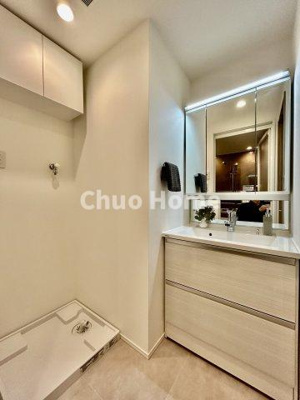 【脱衣所】 | アルファコート西葛西 | 【洗面所】明るい洗面所は朝をすっきりさせてくれる空間です。バタバタしている忙しい朝でも収納が多い洗面台では短い時間で効率良く支度ができます。