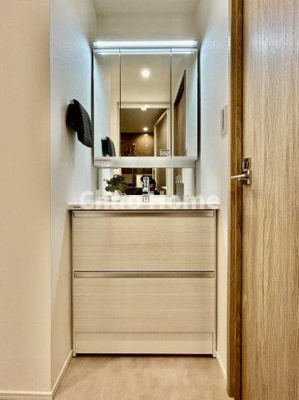 【独立洗面台】 | アルファコート西葛西 | 【洗面化粧台】洗面化粧台には三面鏡を採用。身だしなみを整えやすい事はもちろんですが、鏡の後ろに収納スペースを設ける事により、散らかりやすい洗面スペースをすっきりさせる事が出来るのも嬉しいですね