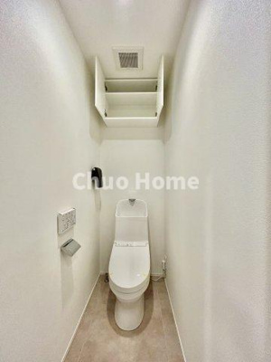 【トイレ】 | アルファコート西葛西 | 【トイレ】 収納スペースをしっかりと確保した温水洗浄便座機能付きトイレ。温水洗浄便座は清潔にお使いいただくための大切なアイテムです。