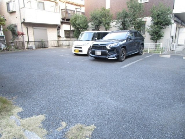 メゾン・ド・ヴェルーフの駐車場