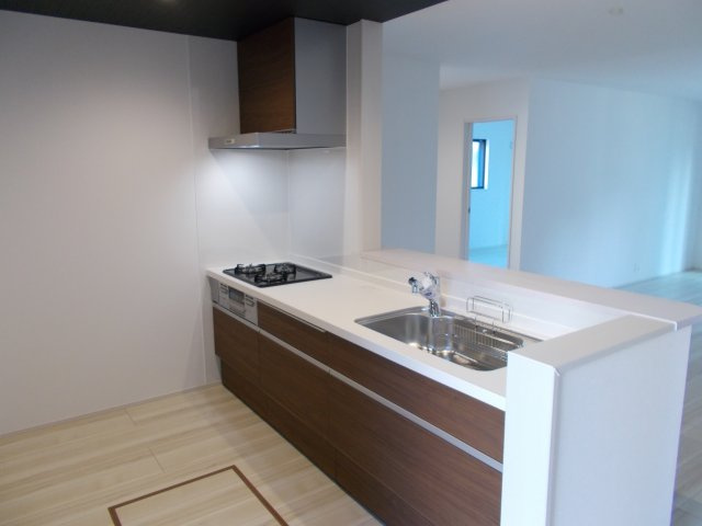 リナージュ前橋三河町２丁目25-1期　2号棟（平屋）のキッチン|人気のカウンターキッチン採用です☆
コンロも３口ご用意しています！調理スペースも広くストレスなくお料理できます。
浄水器つきなので美味しいお水も飲めますよ♪
収納も沢山ご用意しています。