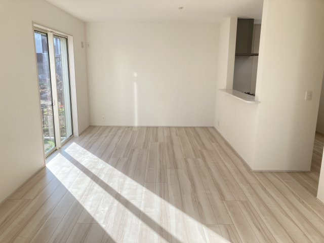 リナージュ前橋三河町２丁目25-1期　2号棟（平屋）の居間・リビング|20帖リビング♪人気の対面式キッチンを配した空間はお好みの家具も合わせやすく、家族がくつろぐ快適な空間造りをサポート。窓からは明るい陽光が差し込みます。
