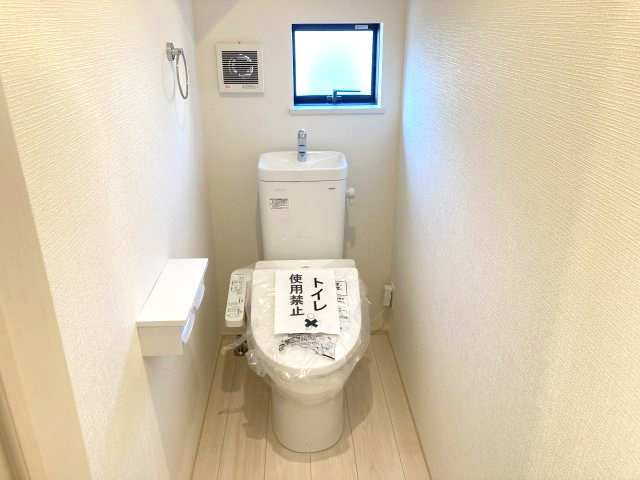 リナージュ前橋三河町２丁目25-1期　2号棟（平屋）のトイレ|1階トイレです。清潔感のある白を基調としています。
温水洗浄・便座暖房機能の付いた快適なトイレです☆