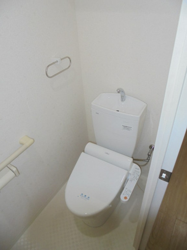 温水洗浄便座付きのトイレです♪