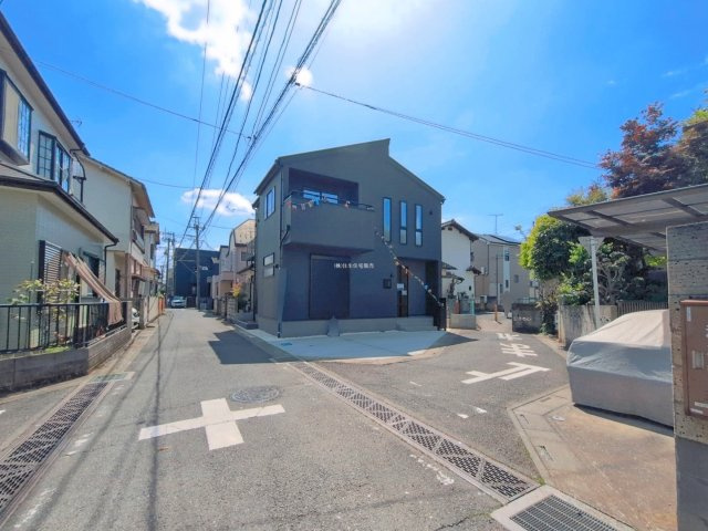 富士見市渡戸２丁目の新築一戸建の前面道路含む現地写真|開放感のある角地に立地！