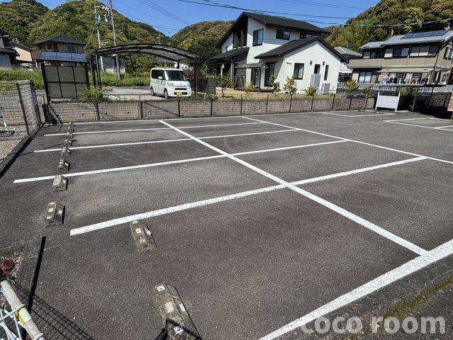 アイリスⅡの駐車場