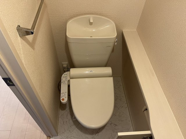 温水洗浄便座付きのトイレです♪