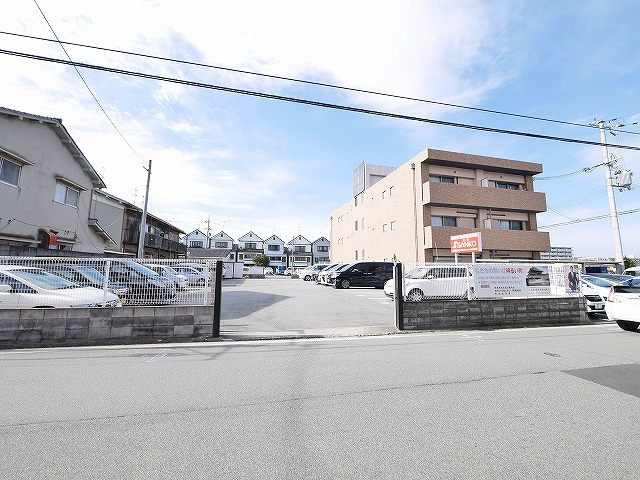 田中モータープールの外観