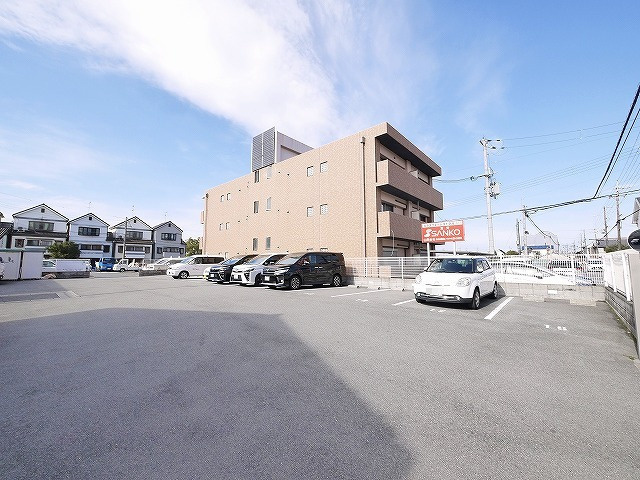 田中モータープールの外観