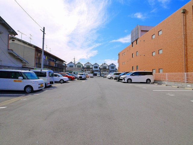 田中モータープールの外観