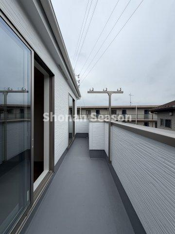 【現地画像あり】伊勢原市岡崎2期　新築戸建　全1棟のバルコニー|洗濯物や布団を干すなど、日々の家事に活躍するバルコニー！晴れた日には心地よい風を感じながら過ごすことのできそうです。