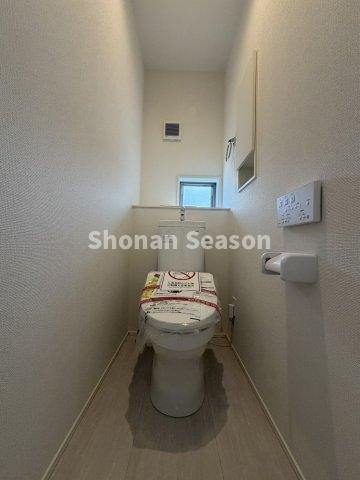 【現地画像あり】伊勢原市岡崎2期　新築戸建　全1棟のトイレ|すっきりとしたデザインで清潔感のあるトイレ◎家族みんなが毎日使う場所だからこそ、快適に過ごせる空間に仕上がっています。