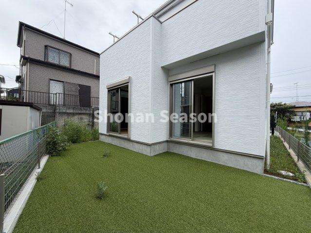 【現地画像あり】伊勢原市岡崎2期　新築戸建　全1棟の庭|住まいにゆとりを添えるお庭スペース◎ガーデニングを楽しんだり、子どもの遊び場にしたりと、家族の暮らしに合わせて活用できます。