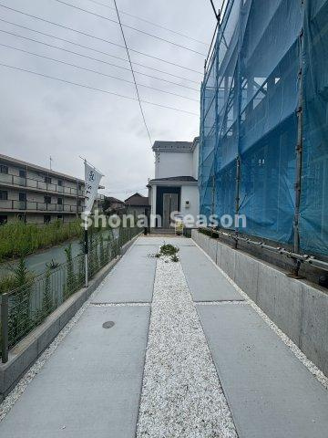 【現地画像あり】伊勢原市岡崎2期　新築戸建　全1棟の駐車場|敷地延長部分を活かした駐車スペースは、ゆとりの３台を確保◎家族それぞれのお車はもちろん、来客時にも便利に活用できます。
