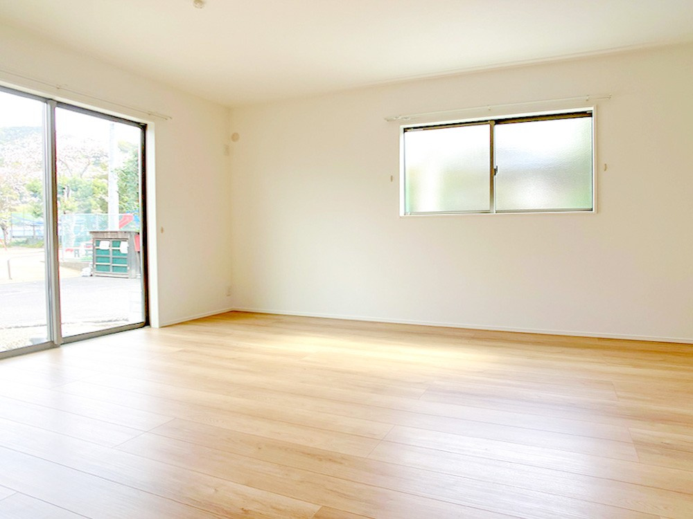 清住(４LDK）の居間・リビング|18畳以上の広さを誇る南向きのリビングは、明るい光に包まれる家族の憩いの場。対面式キッチンからリビング全体が見渡せるため、お料理中も家族の笑顔を間近に感じながら、温かい時間が過ごせそうです。