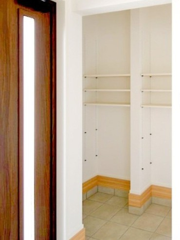 清住(４LDK）の玄関|家族を優しく迎え入れる玄関は、床下収納などの工夫でスッキリと保てそうです。「ただいま」の声が響くたびに、新しい住まいでの充実感を感じられ、毎日を明るい気持ちで送り出してくれる場所になりそうです。