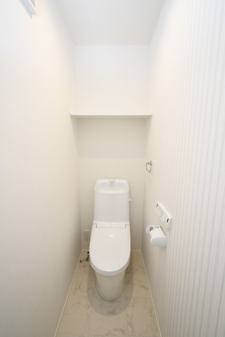 清住(４LDK）のトイレ|1階と2階の2ヶ所に設置されたトイレは、忙しい朝の混雑を解消してくれる嬉しい設備。温水洗浄便座でいつでも清潔に保て、家族みんなが毎日を心地よくスタートさせるための大切な空間になりそうです。