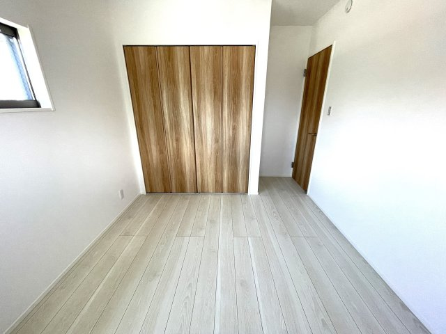 清住(４LDK）の洋室|南向きの光が差し込む居室は、明るく爽やかな目覚めを届けてくれそうです。全居室に収納があるため、お気に入りの服や大切な荷物も綺麗に収まり、自分らしく整えられた空間で心地よくリラックスできそうです。