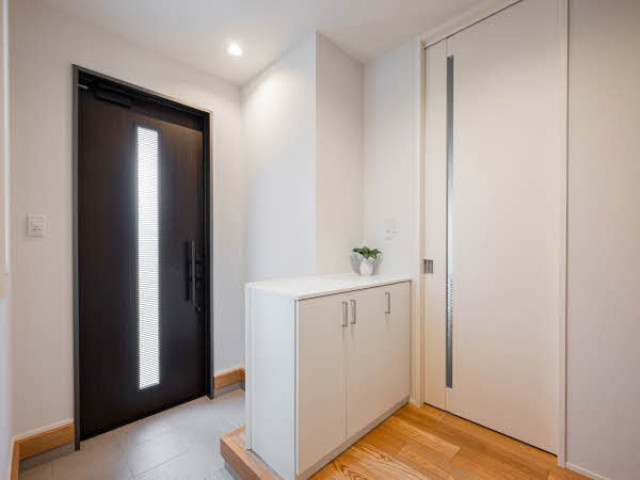 練馬区春日町6丁目　2018年築　生活快適エリア　大型中古戸建の玄関