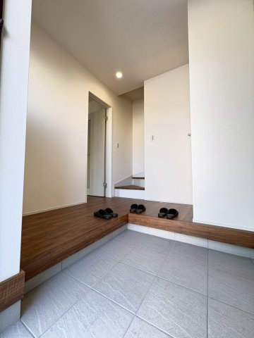 新築戸建　富士市厚原2期　全2棟　1号棟の玄関|ゆったりとしたL字型のホールです