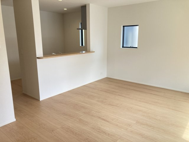 リナージュ前橋三河町２丁目25-1期　3号棟の居間・リビング|16.62帖リビング♪人気の対面式キッチンを配した空間はお好みの家具も合わせやすく、家族がくつろぐ快適な空間造りをサポート。窓からは明るい陽光が差し込みます。