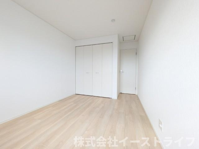 【新築戸建】　いわき市佐糠町第8の寝室|4号棟写真　フローリングのお部屋は耐久性があり傷が付きにくいので、一般的な使用ではメンテナンスはあまり必要ありません。また、汚れたらさっとふき取るだけで、きれいな場外を保つことができます。