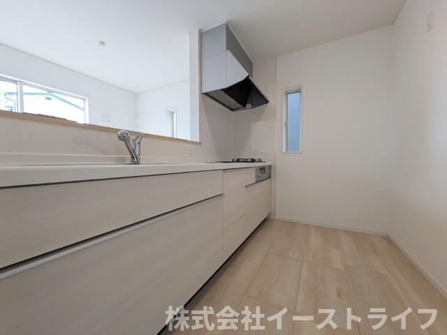【新築戸建】　いわき市佐糠町第8のキッチン|4号棟写真　対面キッチンは家族とのコミュニケーションをとりながらお料理できるのが魅力です♪とくに小さなお子さんを持つご家庭では、調理中もお子さんの様子をみられるので大きな安心に繋がりますね♪