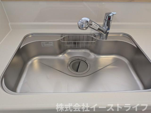 【新築戸建】　いわき市佐糠町第8のキッチン|4号棟写真　浄水器一体型水栓です◎対面式キッチンなので、リビングルームにいるご家族の様子を見ながら調理ができ、小さなお子様がいるご家庭でも安心です。