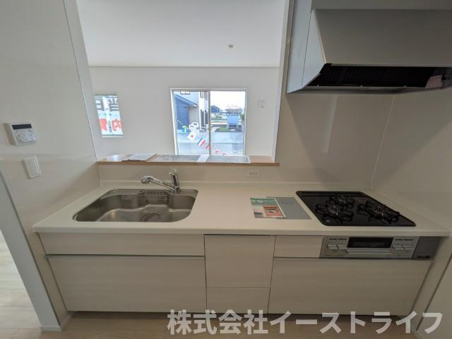 【新築戸建】　いわき市佐糠町第8のキッチン|4号棟写真　お掃除がしやすいのもシステムキッチンの魅力です(^^)/