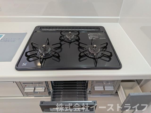 【新築戸建】　いわき市佐糠町第8のキッチン|4号棟写真　ガスなので火力も◎魚焼きグリルと調味料入れも付いています。