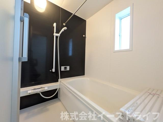 【新築戸建】　いわき市佐糠町第8の浴室|4号棟写真　リラックスできる雰囲気の浴室です。洗い場が広々としています。浴槽も広くリラックスするには最適です。