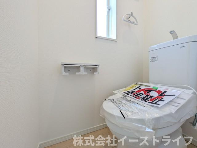【新築戸建】　いわき市佐糠町第8のトイレ|4号棟写真　落ち着いた色調のトイレで、温水洗浄機能付き便座です