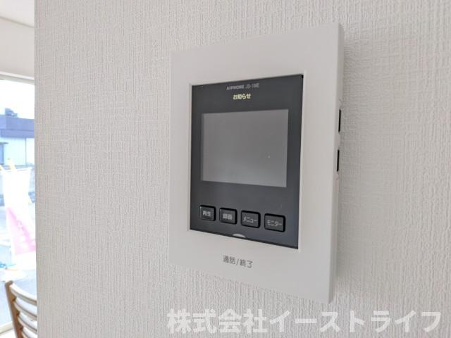 【新築戸建】　いわき市佐糠町第8のセキュリティ|4号棟写真　テレビモニター付きインターフォンです。玄関のドアを開けることなく来客の顔や声を確認できるため、トラブルの防止につながります。