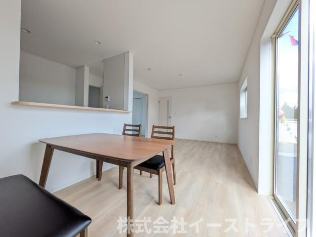 【新築戸建】　いわき市佐糠町第8のダイニング|4号棟写真　日差しがたっぷり入る明るいダイニングです
